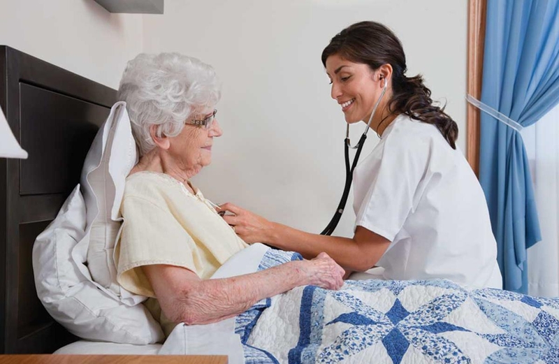 Bác sĩ và điều dưỡng chăm sóc tại nhà