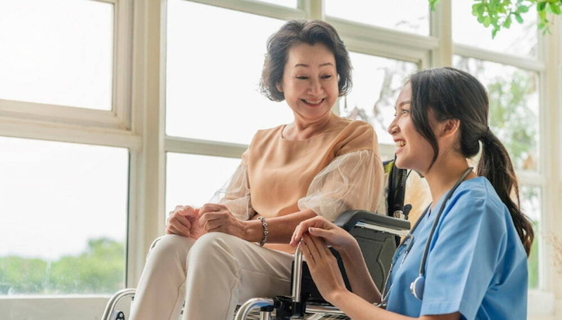 Bác sĩ và điều dưỡng chăm sóc tại nhà