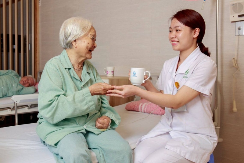 Bác sĩ và điều dưỡng chăm sóc tại nhà