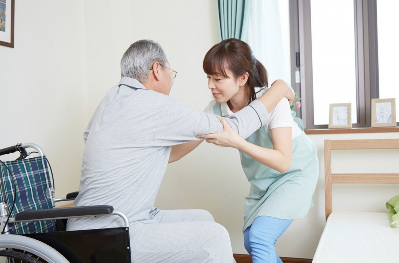 Bác sĩ và điều dưỡng chăm sóc tại nhà