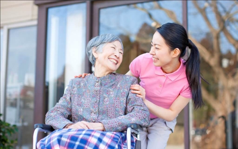 Bác sĩ và điều dưỡng chăm sóc tại nhà