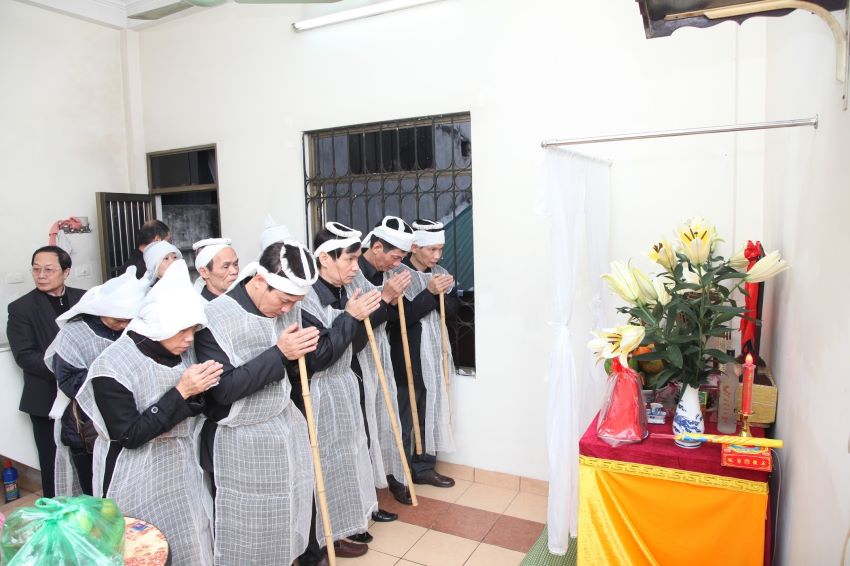 Tang phục con trai mất mẹ